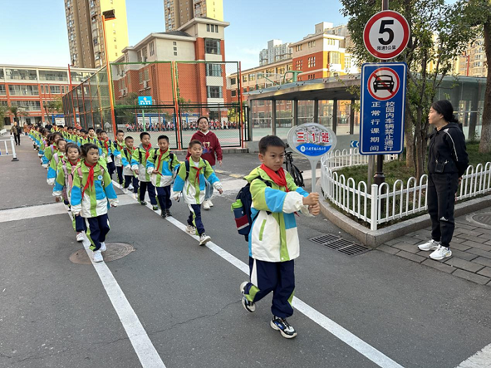 六安市梅山路小学开展最美路队评比活动