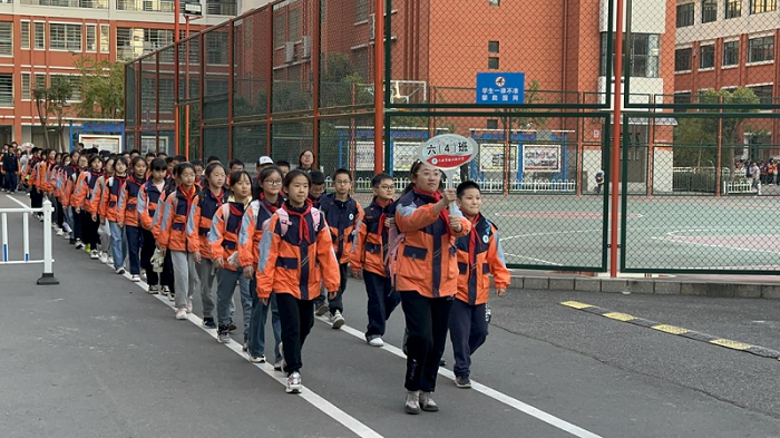 六安市梅山路小学开展最美路队评比活动