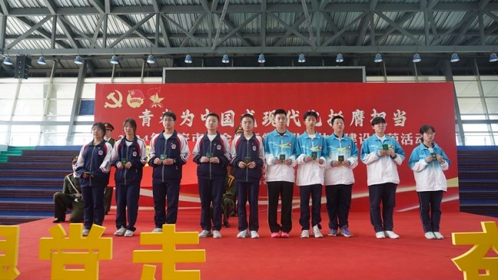 《国际歌》的旋律,入党宣誓仪式正式开始,在六安市毛坦厂中学青年教师