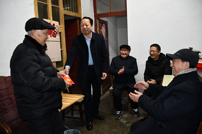 霍邱县开展春节前慰问离退休老干部活动