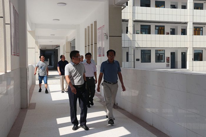 金寨县副县长郑国珍检查指导学校开学准备工作