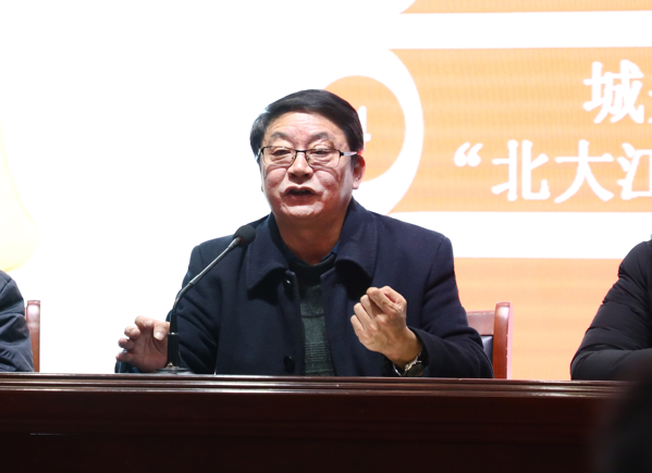 城关三小校长汤其林首先向家长们介绍了城关三小的教育教学现状,办学