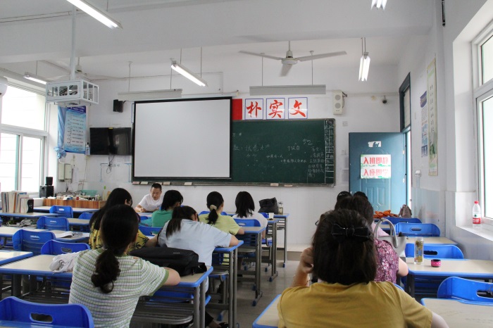 六安二中召开新教材校内培训交流会