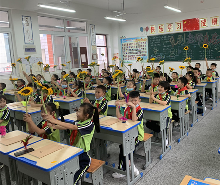 在《开学第一课》节目开播前,古碑初级中学党支部书记,校长通过广播向