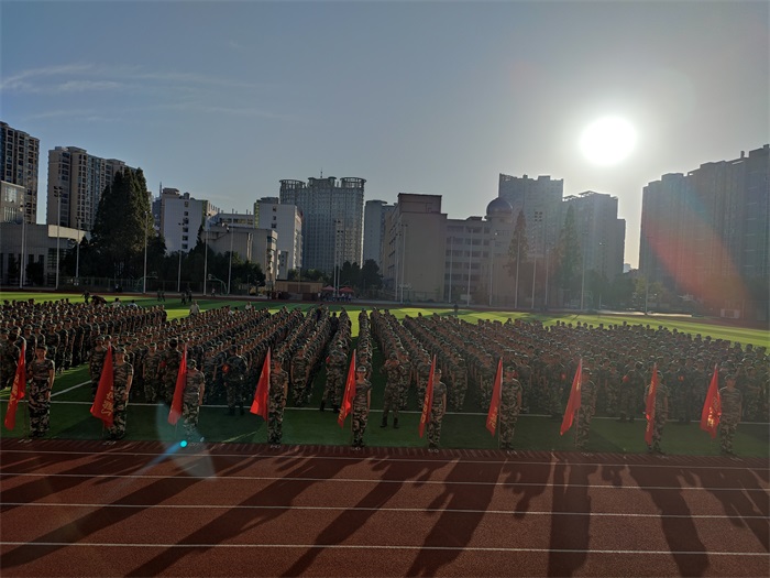操场秋练兵——六安二中2021级高一新生军训正式开始_六安市教育局