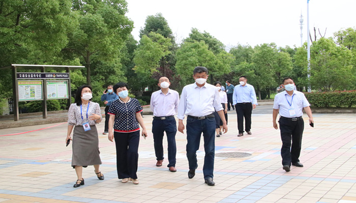 魏武督查六安九中疫情防控工作