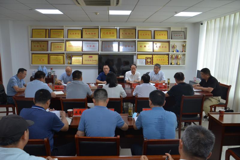 会上,雷鸣介绍了叶集区的基本情况和近年来经济社会发展状况,对皖西